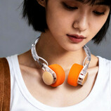 Die Kombination aus Holz und buntem Schaumstoff verleiht den FiiO EH11 einen charmanten Retro-Look. (Bildquelle: FiiO)