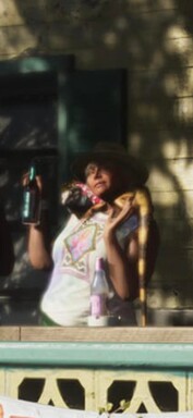 Eine Frau mit einem Leguan auf der Schulter, der eigene Kleidung zu tragen scheint (vergrößerter GTA-6-Screenshot).