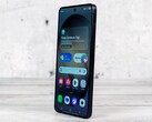 Der Nachfolger des abgebildeten Samsung Galaxy S26 könnte ein günstigeres Display nutzen.