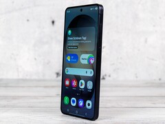 Der Nachfolger des abgebildeten Samsung Galaxy S26 könnte ein günstigeres Display nutzen.