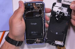 Das Google Pixel 9a macht den Akkutausch unnötig schwierig (Bildquelle: JerryRigEverything via YouTube)