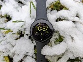 Die Google Pixel Watch der ersten Generation schlägt nur noch mit 149 Euro zu Buche (Bild: Benedikt Winkel)