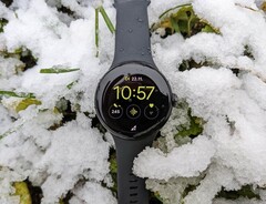 Die Google Pixel Watch der ersten Generation schlägt nur noch mit 149 Euro zu Buche (Bild: Benedikt Winkel)