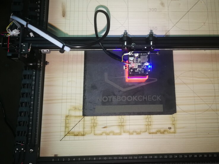 Einbrennen des Notebookcheck-Logos in Schiefer