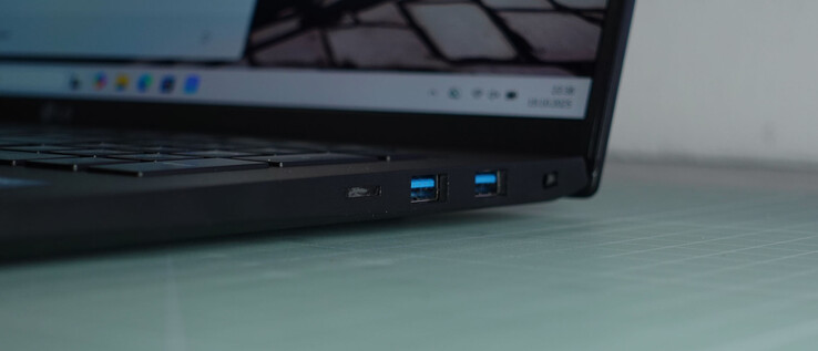 2 x USB-A 3.1, Kensington Lock Slot