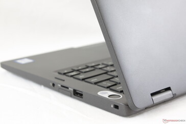 Fingerabdrücke sammeln sich auf den glatten, matten Oberflächen schnell. Die Außenseite des Deckels wurde mit Kohlefasern verstärkt, wodurch er eine überdurchschnittliche Stabilität aufweist