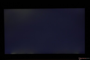 Leichtes bis mäßig ungleichmäßiges Backlight Bleeding entlang der oberen und unteren Kanten