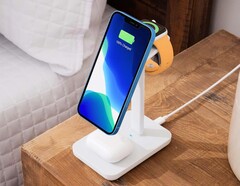 Das Apple iPhone 13 und iPhone 14 laden jetzt auch auf Qi2-Ladegeräten mit 15 Watt. (Bild: Twelve South)