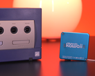 Im Bild: Ein Nintendo Gamecube neben der winzigen Nintendo Kawaii Wii im Schlüsselanhängerformat.