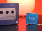 Im Bild: Ein Nintendo Gamecube neben der winzigen Nintendo Kawaii Wii im Schlüsselanhängerformat.