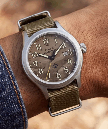 Die Timex TW2Y89500 verfügt über ein hellbraunes Zifferblatt im Camo-Design 
