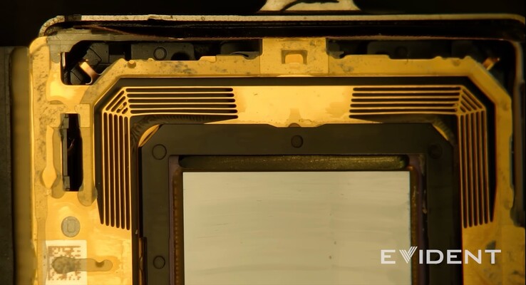 So sieht die Bildstabilisierung des iPhone 15 unterm Mikroskop aus.