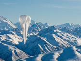 Hier sieht man einen mit Helium gefüllten Ballon der Firma Loon, der zunächst Menschen in abgelegenen Gegenden und Regionen ohne zeitgemäße Infrastruktur mit stabilem Internetzugang versorgen soll.