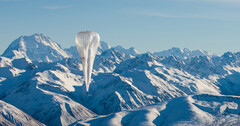 Hier sieht man einen mit Helium gefüllten Ballon der Firma Loon, der zunächst Menschen in abgelegenen Gegenden und Regionen ohne zeitgemäße Infrastruktur mit stabilem Internetzugang versorgen soll.