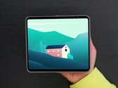 Das Google Pixel Fold wird deutlich breiter als ein Samsung Galaxy Z Fold4, hat aber dickere Bildschirmränder. (Bild: Dave2D / YouTube)
