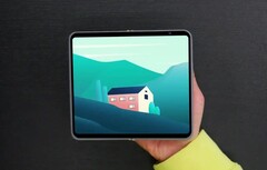 Das Google Pixel Fold wird deutlich breiter als ein Samsung Galaxy Z Fold4, hat aber dickere Bildschirmränder. (Bild: Dave2D / YouTube)