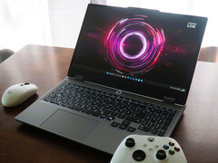 Im Bild: Das äußerlich baugleiche, AMD-basierte Schwestermodell LOQ 15AHP10. (Bild: Florian Glaser)