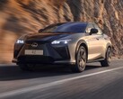 Vollelektrisch und innovativ: Der Lexus RZ bringt ein futuristisches Yoke-Lenkrad und verkürzt die Ladezeit am AC-Anschluss dank 22-kW-Technik drastisch.