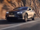 Vollelektrisch und innovativ: Der Lexus RZ bringt ein futuristisches Yoke-Lenkrad und verkürzt die Ladezeit am AC-Anschluss dank 22-kW-Technik drastisch.