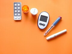 Insulinstift, diabetische Messgeräte und diverse Medikamente (Bildquelle: Towfiqu barbhuiya via Unsplash; beschnitten)