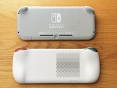 Der Aya Neo Air Gaming-Handheld ist fast so kompakt wie eine Nintendo Switch Lite, die oben im Bild zu sehen ist. (Bild: Aya Neo)