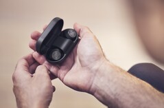 Die B&O Beoplay EQ kommen mit einer schicken Ladehülle aus Aluminium. (Bild: Bang & Olufsen)