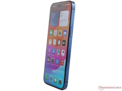 Das Apple iPhone 15 Pro soll mit iOS 17.0.3 nicht mehr ganz so heiß laufen. (Bild: Notebookcheck)