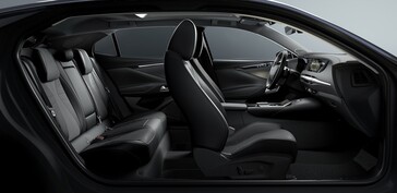 Der kompakte DS N°4 ist mit drei Antriebs-Technologien erhältlich: selbstladender Hybrid, Plug-in-Hybrid und als vollelektrischer E-Tense (Bild: Stellantis).