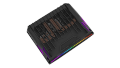 Das große Lüftungsgitter liefert Frischluft für die Hochleistungskomponenten und gibt den Blick auf die imposante Cooler Boost Titan Kühlung frei.