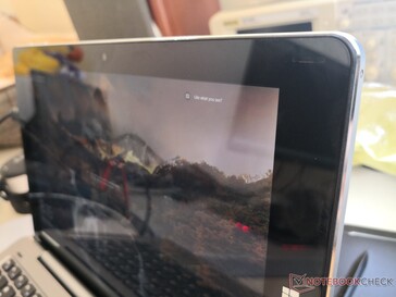 Die dicken Bildschirmränder tragen ordentlich zum Gesamtgewicht bei