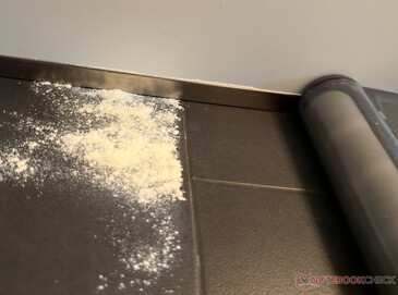 ...saugt dafür auf glatten Böden seitlich quasi randlos.