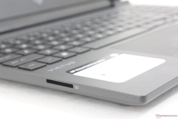 Drei Farboptionen sind verfügbar: Schwarz, Dunkelblau und Weiß