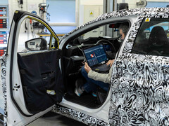 Nissan setzt die Partnerschaft mit dem KI-Unternehmen Monolith fort, um die Fahrzeugentwicklung zu beschleunigen und physische Tests zu reduzieren (Bild: Nissan).