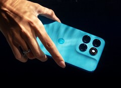 Das Moto G87 5G setzt auf eine bunte Rückseite mit auffälliger Textur.