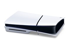 Die Sony PS5 Slim ist 30 Prozent kleiner als das ältere Modell, aber nach wie vor relativ groß. (Bild: Sony)