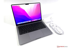 Das MacBook Pro besitzt eine gigantische Notch, in der lediglich eine einzelne Kamera sitzt. (Bild: Notebookcheck)