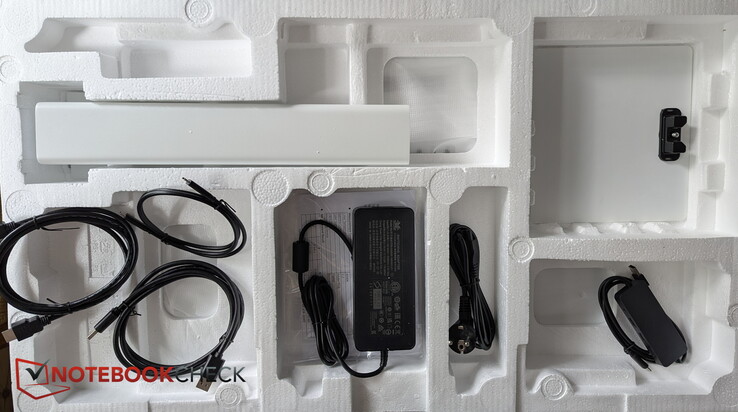 Kabel (HDMI, DP, USB-C), Netzteil, Ständer und USB-Hub als Zubehör
