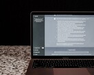 Laptop mit geöffnetem KI-Chat auf dunklem Hintergrund, Symbolbild für lokale KI ohne Cloud.