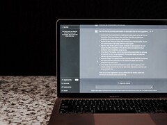 Laptop mit geöffnetem KI-Chat auf dunklem Hintergrund, Symbolbild für lokale KI ohne Cloud.