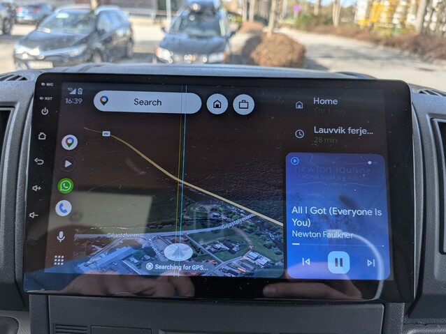 Aufgrund der Off-Device-Verarbeitung funktionieren Android Auto und Apple CarPlay gut, alles andere auf dem System ist schmerzhaft langsam.