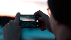 Apple iPhone 14 Pro, Xiaomi 12s Ultra und 12T Pro und weitere Kamera-Flaggschiffe wie das Samsung Galaxy S22 Ultra im Shutter-Lag-Vergleich. (Bild: Jonny Caspari)