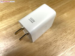 Das mitgelieferte 100-Watt-Netzteil