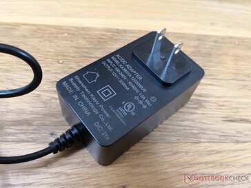 Das System kann nur über den proprietären AC-Adapter mit Strom versorgt werden, da generische USB-C-Adapter nicht funktionieren