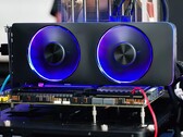Die Intel Arc A770 Limited Edition setzt auf ein schickes Referenz-Design mit RGB-Beleuchtung. (Bild: Linus Tech Tips)