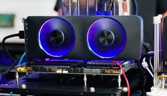 Die Intel Arc A770 Limited Edition setzt auf ein schickes Referenz-Design mit RGB-Beleuchtung. (Bild: Linus Tech Tips)