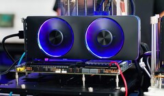 Die Intel Arc A770 Limited Edition setzt auf ein schickes Referenz-Design mit RGB-Beleuchtung. (Bild: Linus Tech Tips)