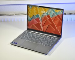 Das Lenovo ThinKBook 14 Gen 8 ist ein günstiger 14-Zoll-Laptop für Office-Nutzer (Bildquelle: Benjamin Herzig)