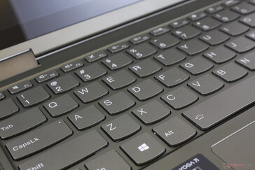 Wir hätten uns festere und tiefere Tasten für ein ThinkPad-ähnlicheres Tipperlebnis gewünscht