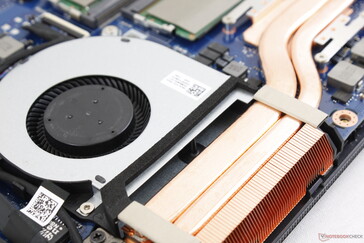 Das Kühlsystem besteht aus zwei Lüftern und drei kupfernen Heatpipes