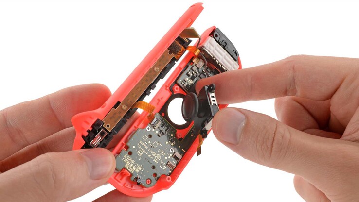 Die Nintendo Switch hat noch immer mit Joy-Con-Drift zu kämpfen, die Analog-Sticks können aber relativ einfach getauscht werden.